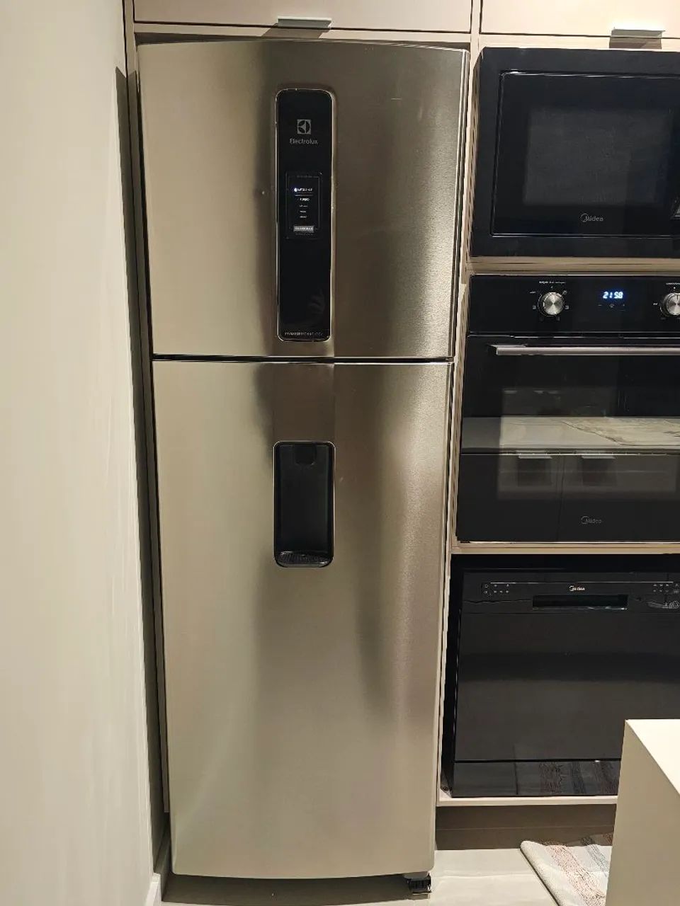 Geladeira Electrolux Frost Free Inverter 389L Água na Porta