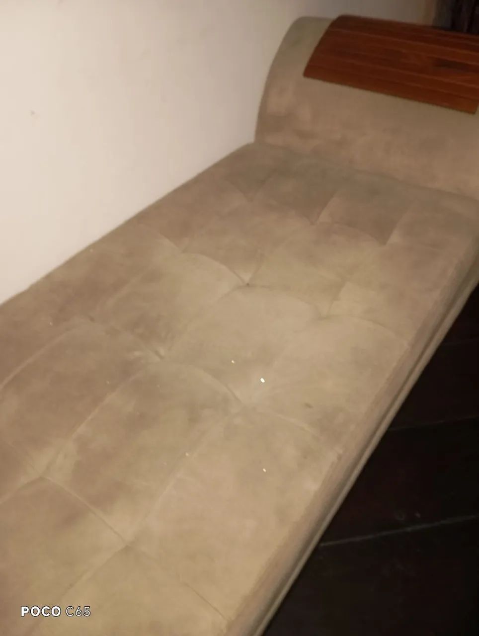 Sofá Recamier / Divã em Suede Bege com Apoio/Esteira de Madeira nos Braços - Foto 4