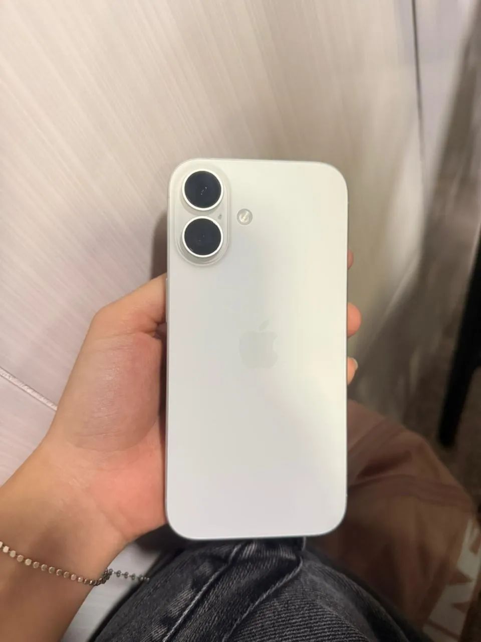 Vendo  iPhone 16 branco 128  3.980 - Foto 3