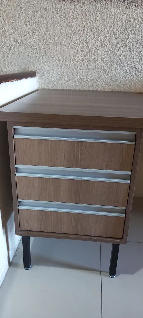 Mesa de escritório com gaveteiro e estante - Foto 4
