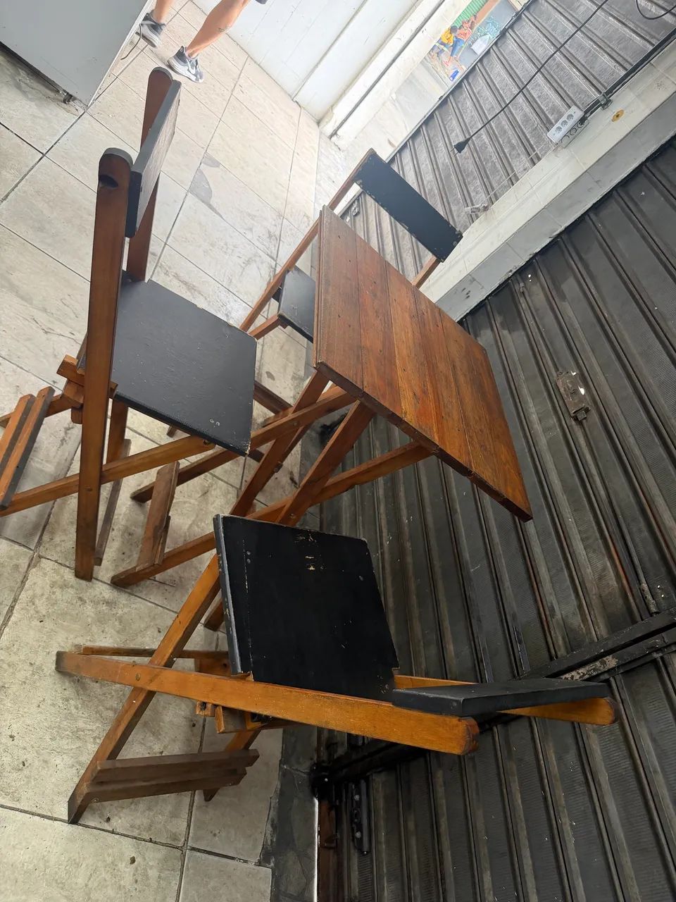 Mesa de madeira alta com três cadeiras!