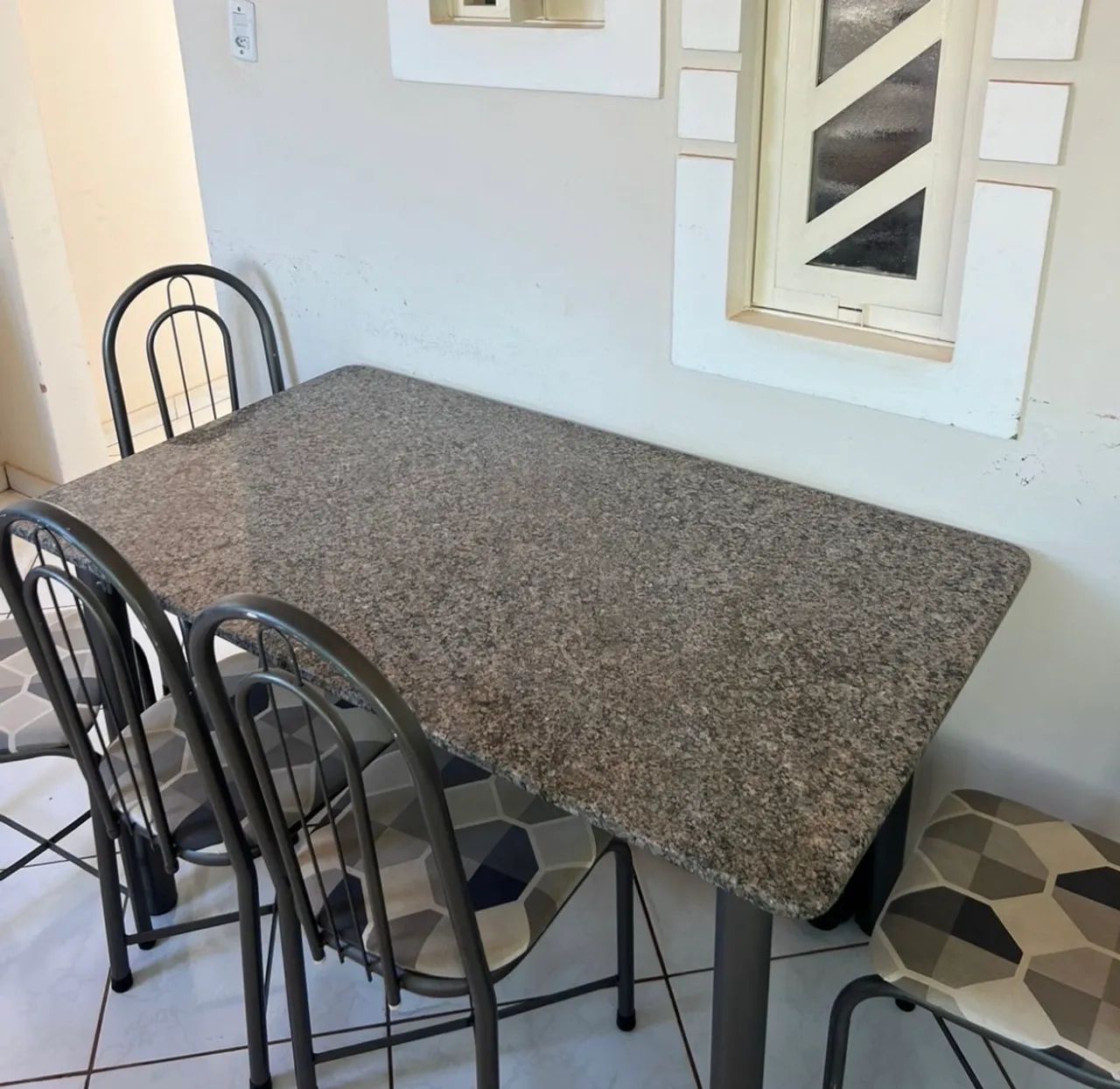 Mesa de granito com 06 cadeiras  - Foto 4