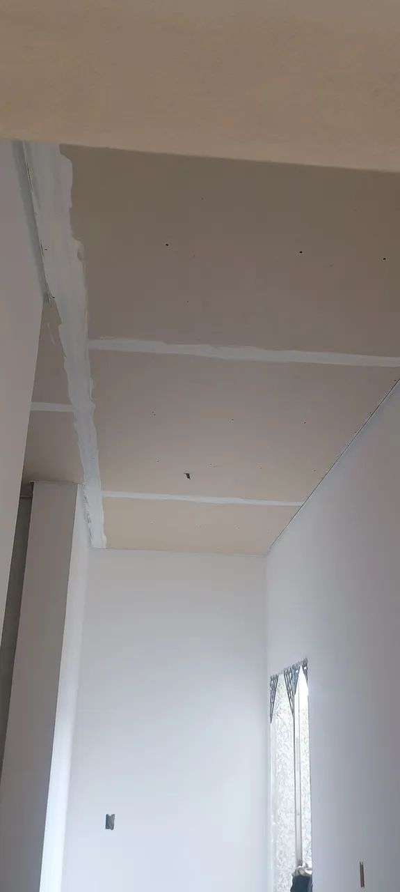 Forro de gesso com aplicação de gesso liso