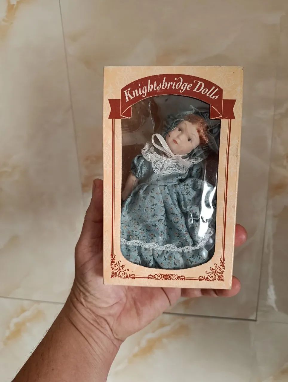2 bonecas porcelana Colecionáveis Knightbridge 15 cm - Foto 5