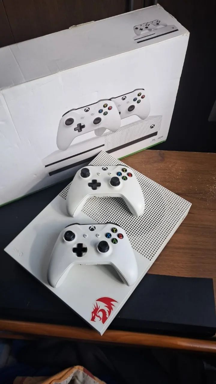 R$ 2000 - Xbox One S 1 tb = 2 controles original(Usado)