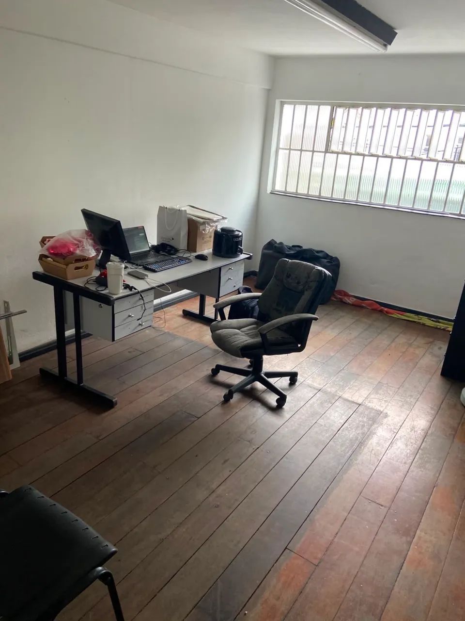 Locação de escritório / sala em mezanino de loja