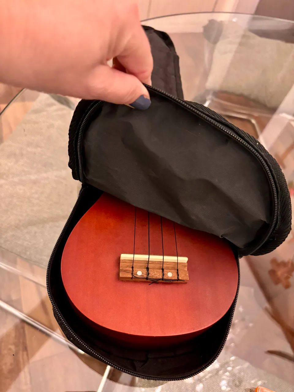 Vendo Ukulele com bolsa e acessórios   - Foto 5