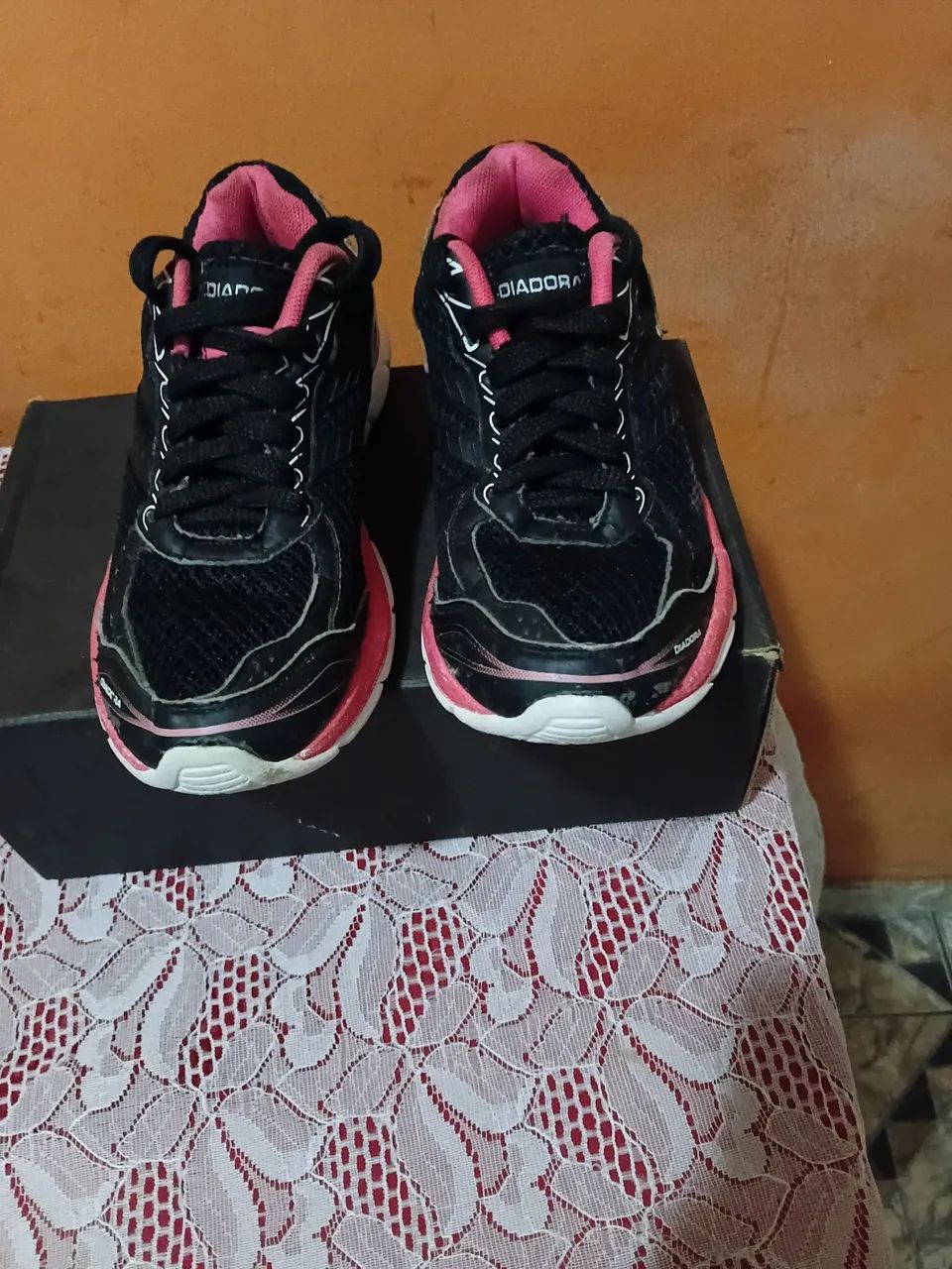 Tênis Diadora. 