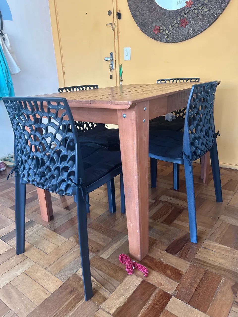 Mesa de madeira com cadeiras - Foto 2