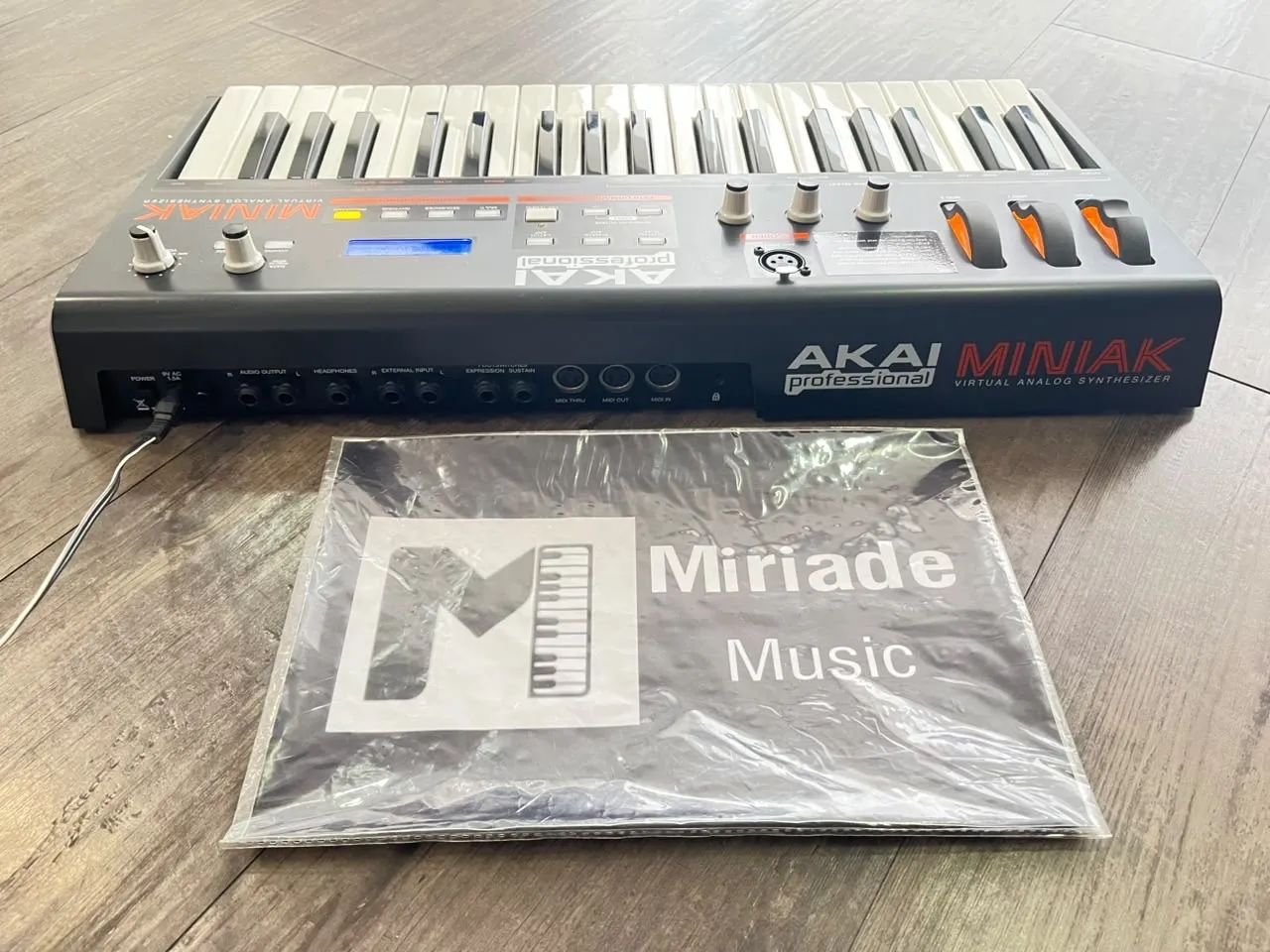 Akai Miniak 37  - Foto 2