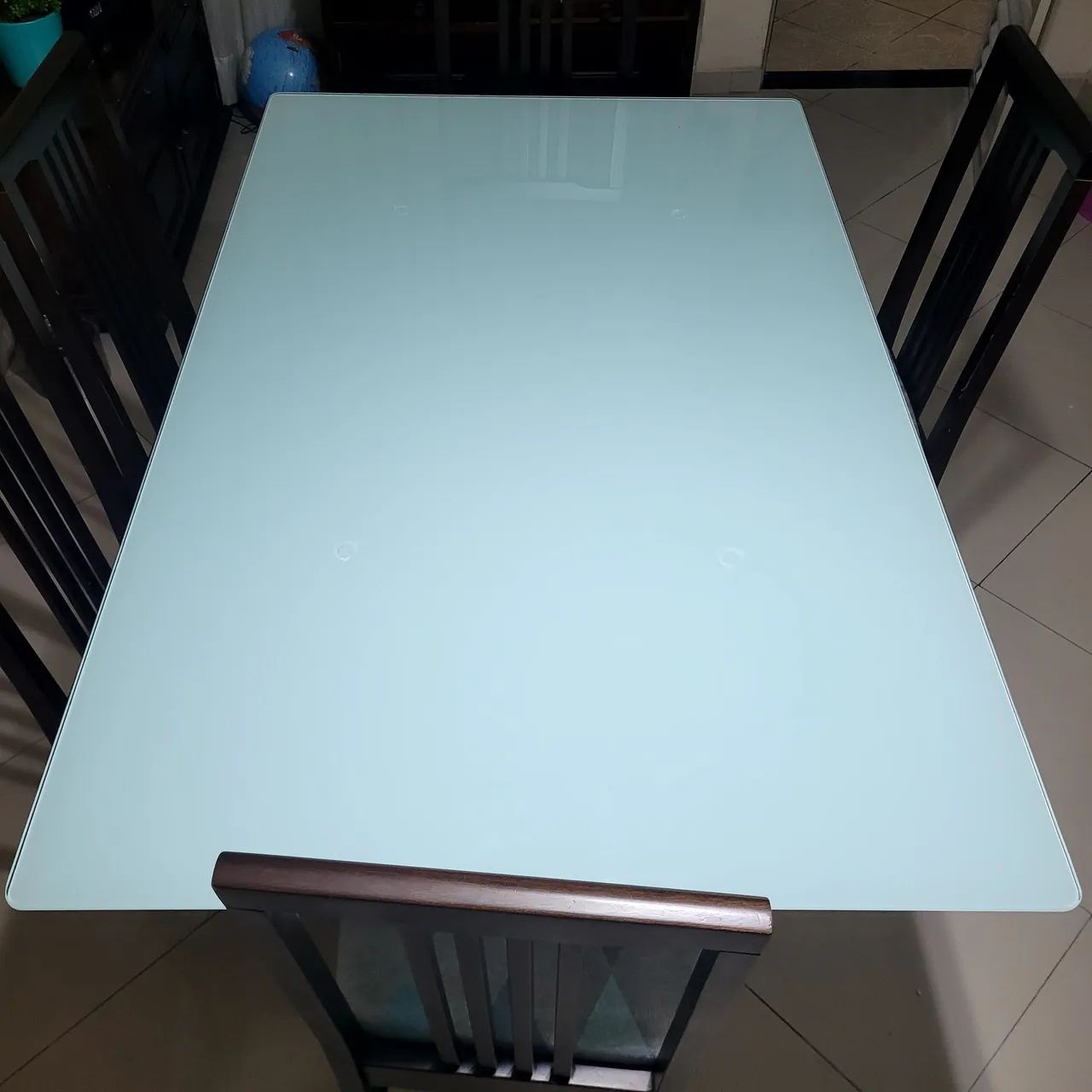 Mesa retangular com tampo de vidro e base de madeira para 06 lugares. - Foto 2