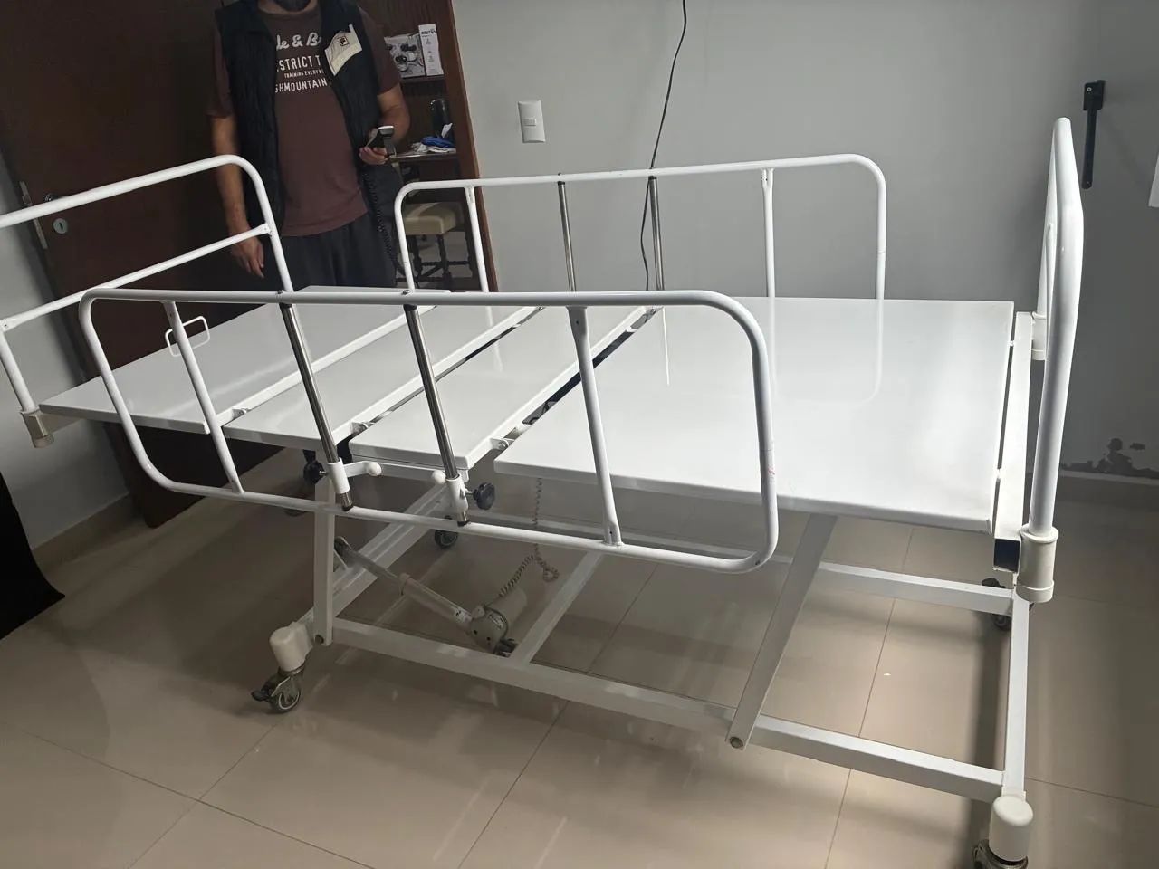 CAMA HOSPITALAR ELÉTRICA SEMI-NOVA - EXCELENTE ESTADO - Foto 2