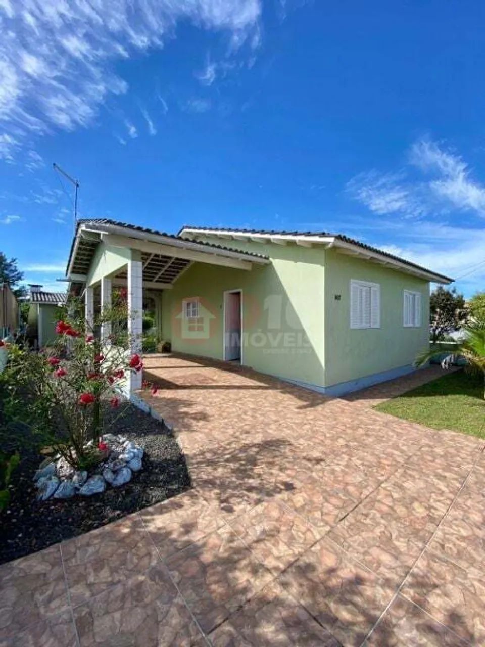 Casa de 120m² com 4 Quartos e Amplo Terreno (360m²)