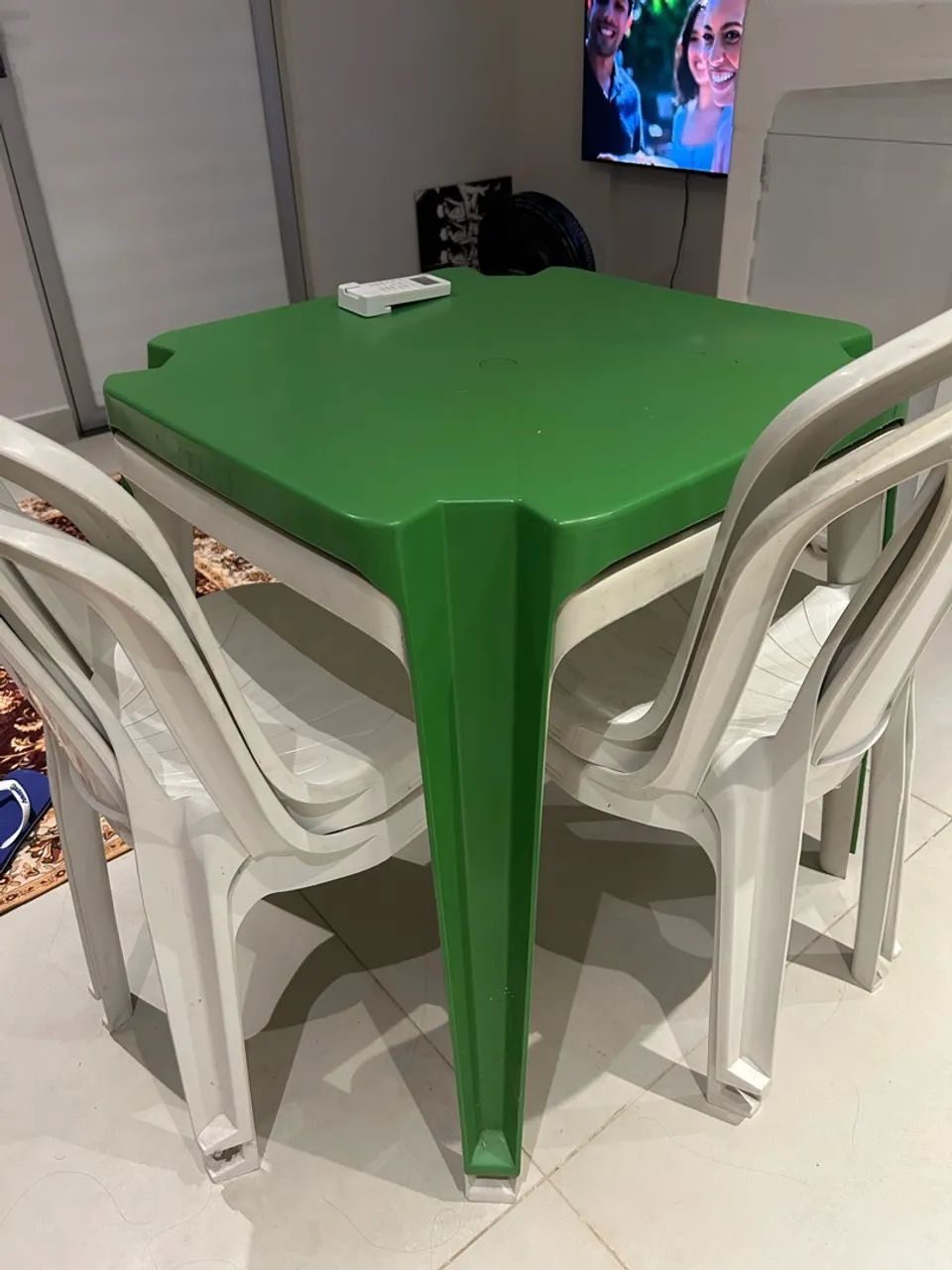 Vendo jogo de mesa e 4 cadeiras 