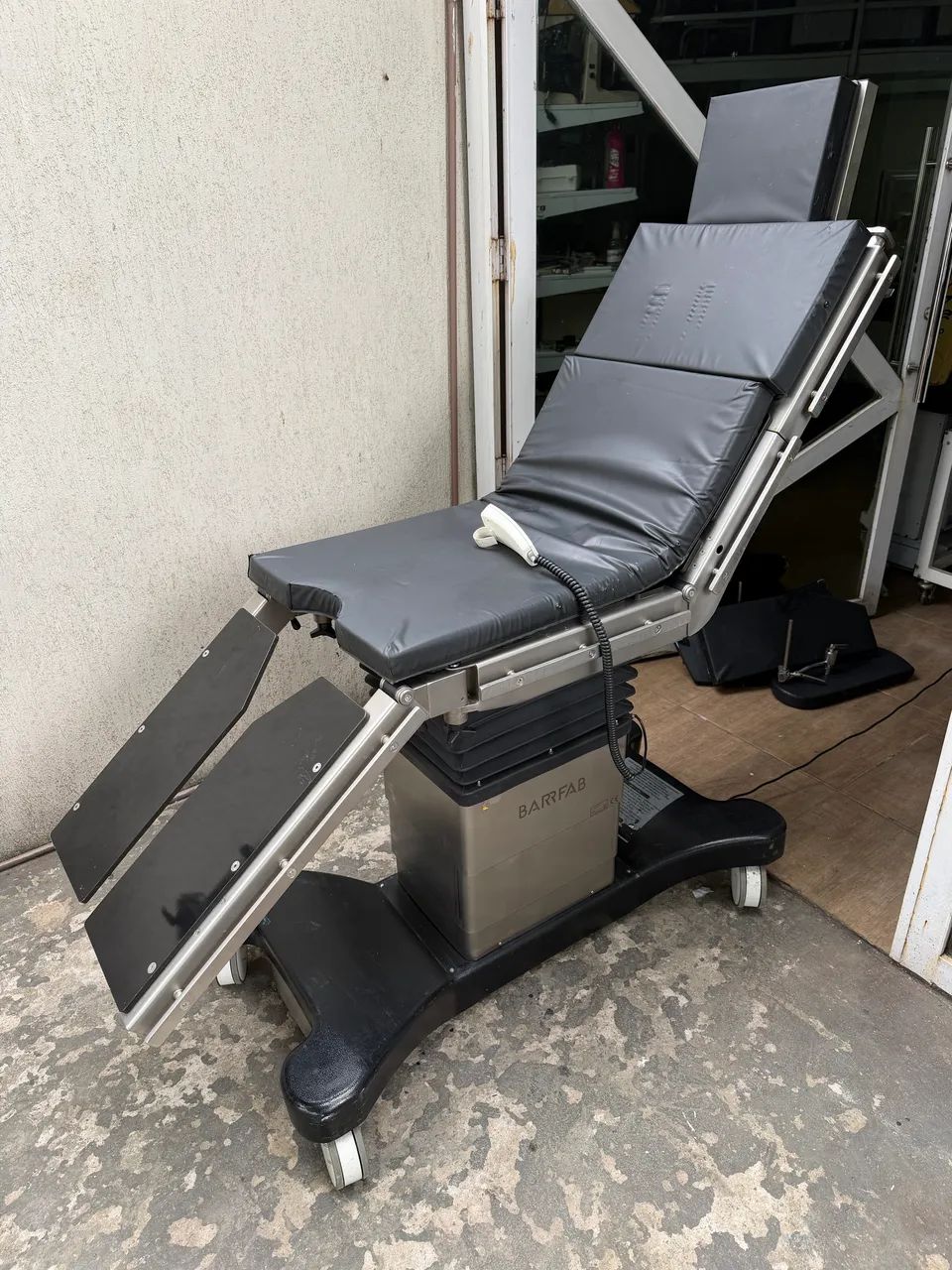 Mesa cirúrgica barrfab BF683 TDP com acessórios 