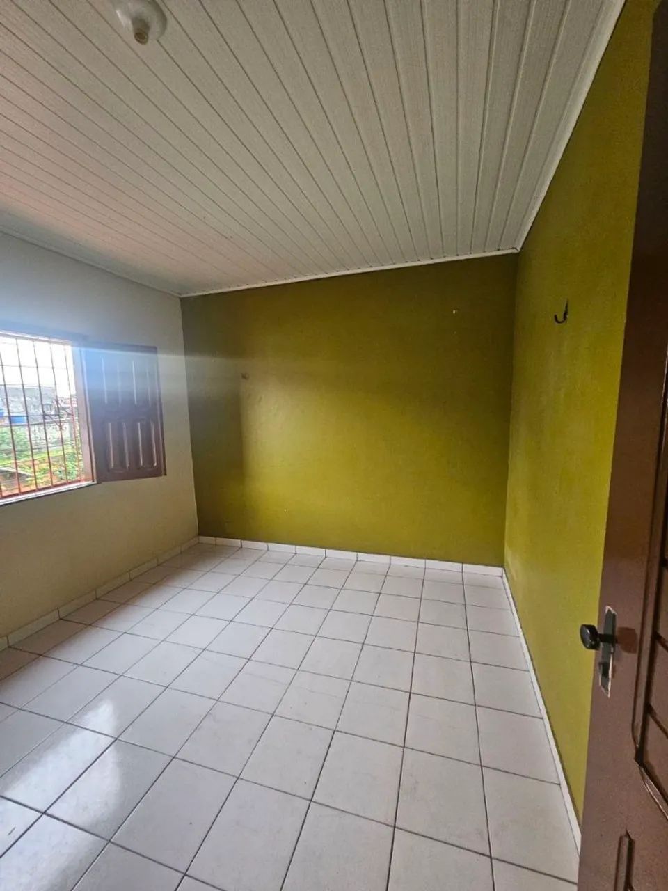 ALUGA-SE APARTAMENTO BEM LOCALIZADO 