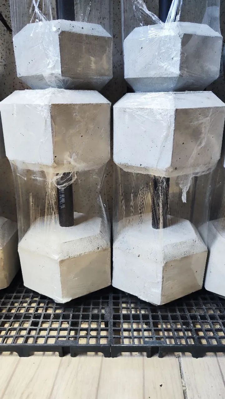 Par de Halteres 10kg Sextavados base de concreto ideal para fortalecer seu treino em casa  - Foto 2