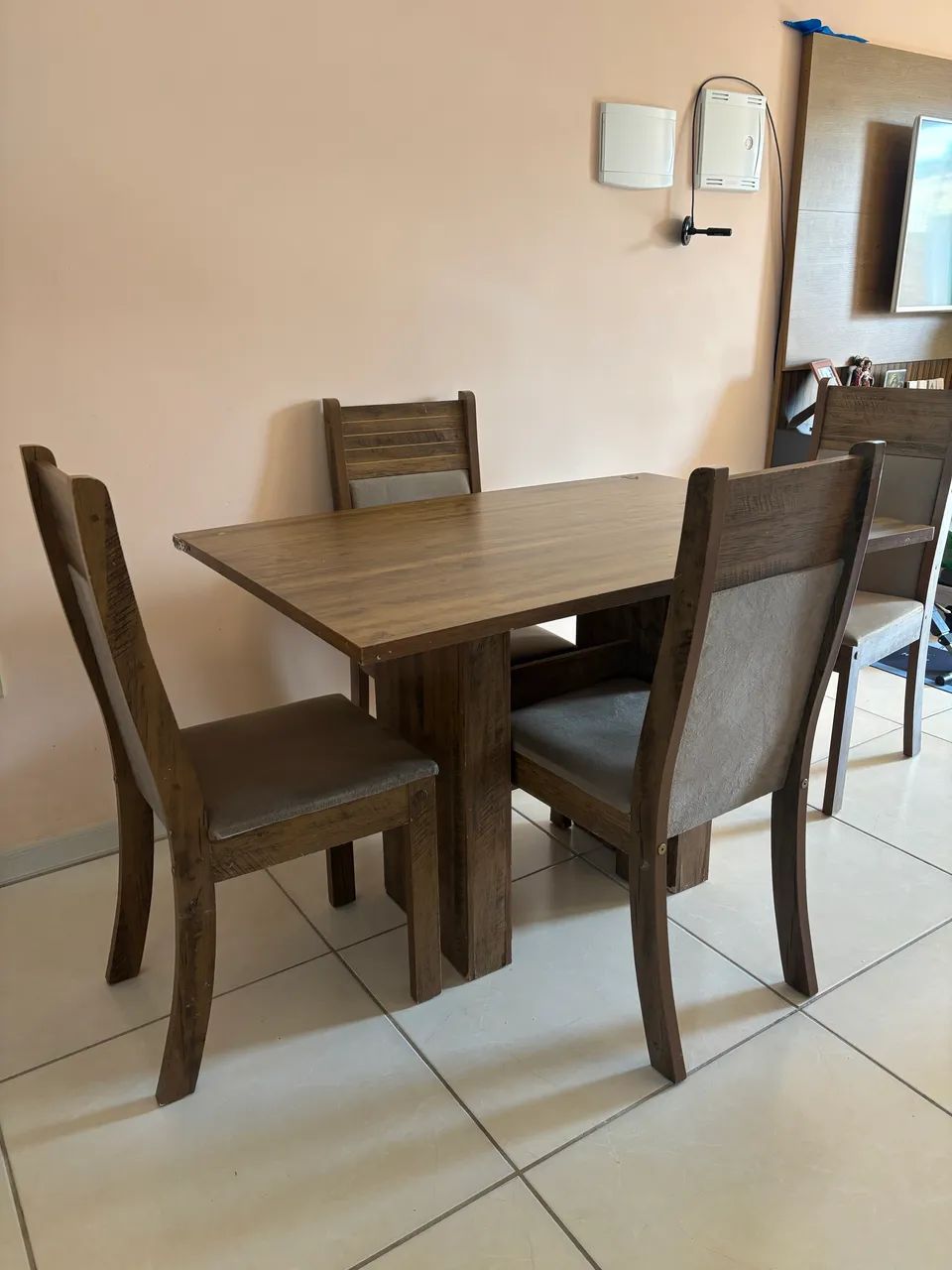 Vendo mesa com 4 cadeiras 250 reais - Foto 4