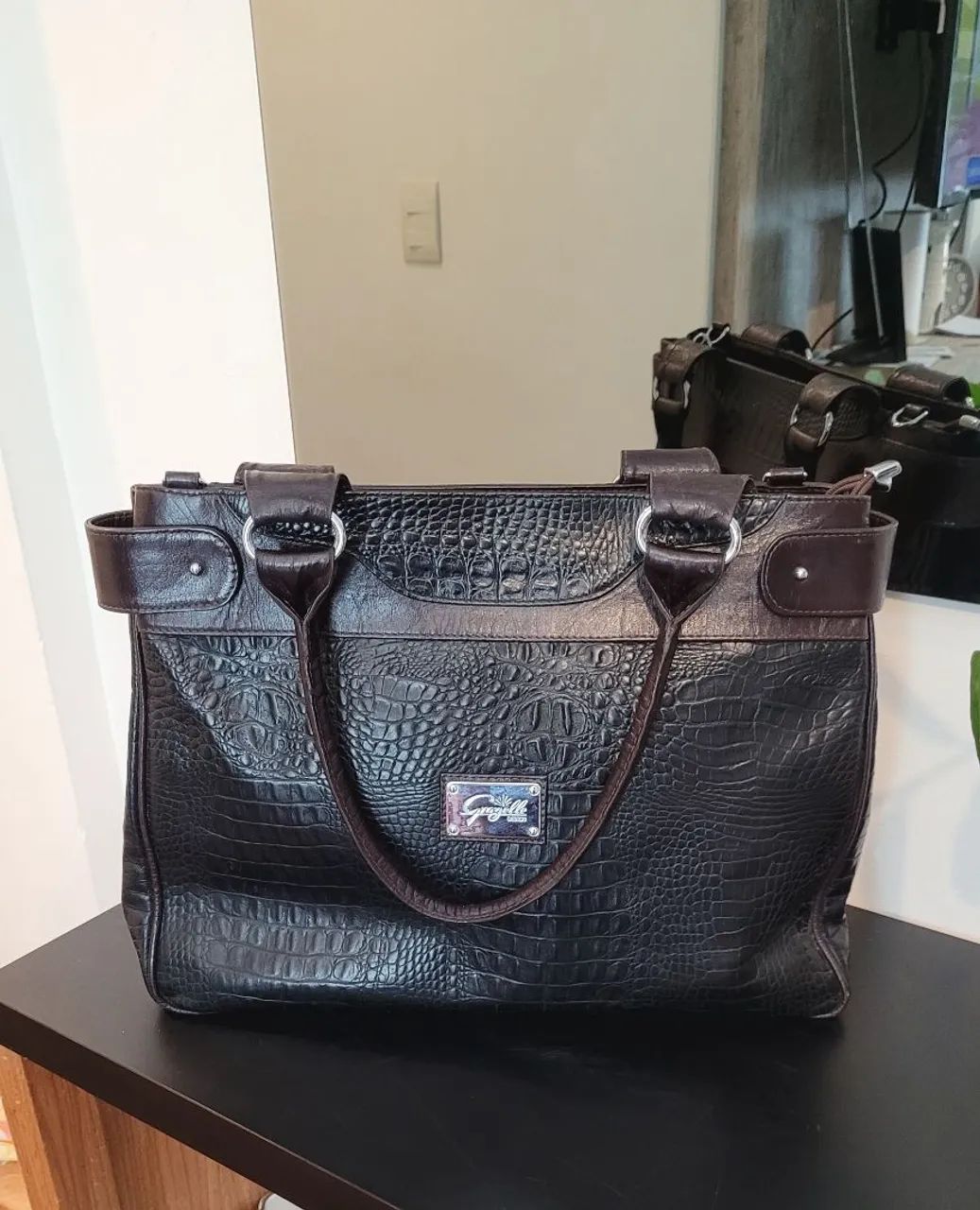 Bolsa tote grande, Grazielle, em couro legítimo, cor preta e marrom escuro. 
