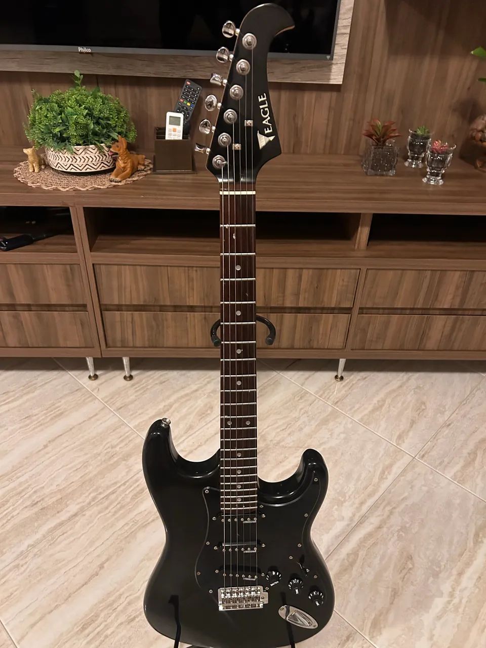 Guitarra (Eagle) preta - Foto 2