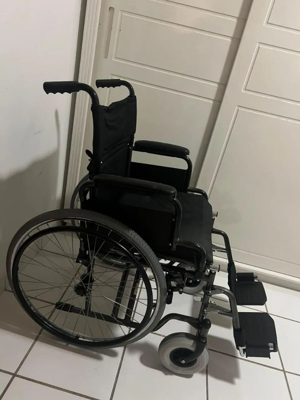 Cadeira de rodas com conjunto de elevação para pernas