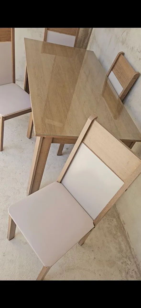 Vende-se mesa com 4 cadeiras em MDF