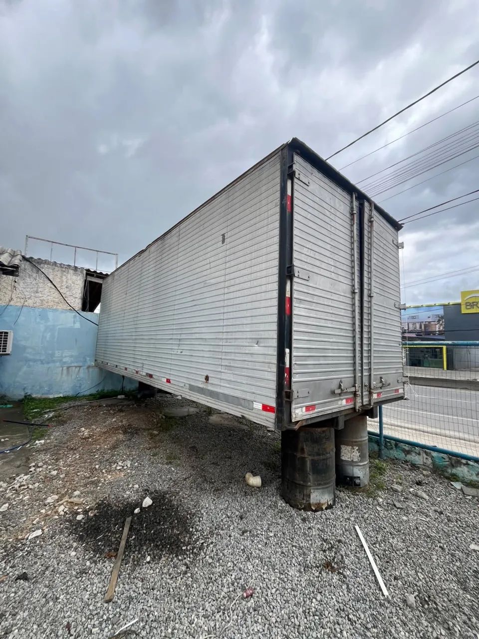 Vendo baú para caminhão toco de 7 m - Foto 2