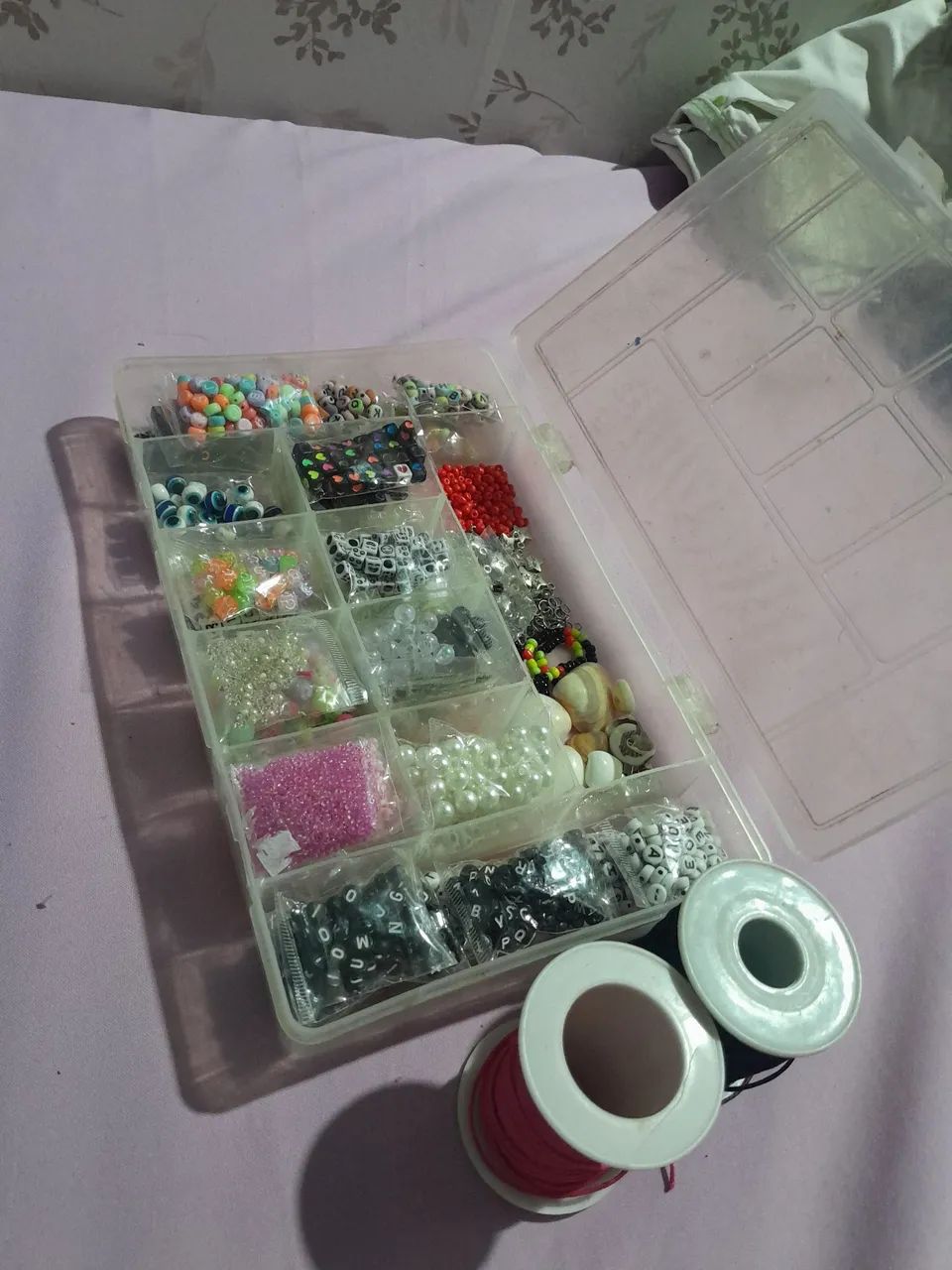 kit de miçangas com linhas 
