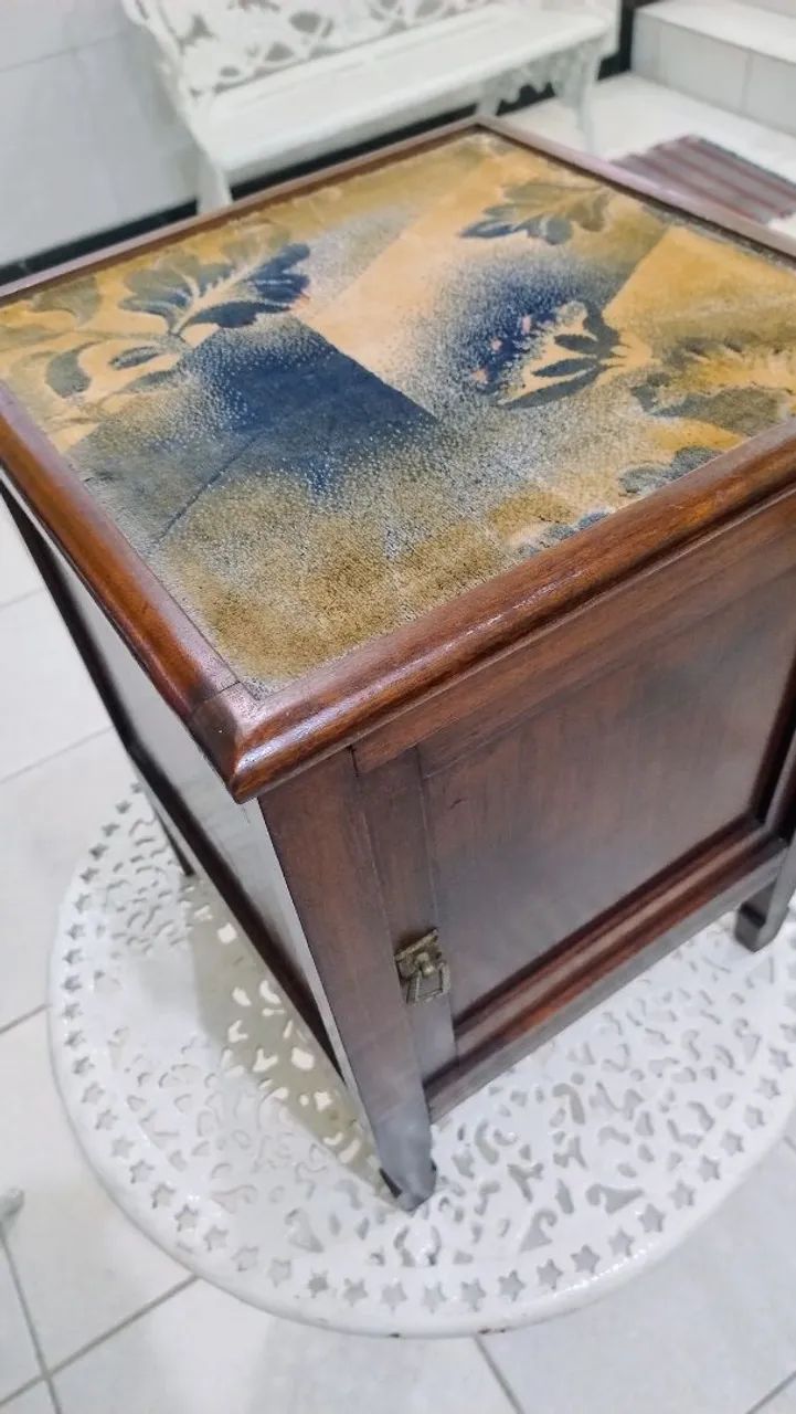 Mesinha de cabeceira antiga 