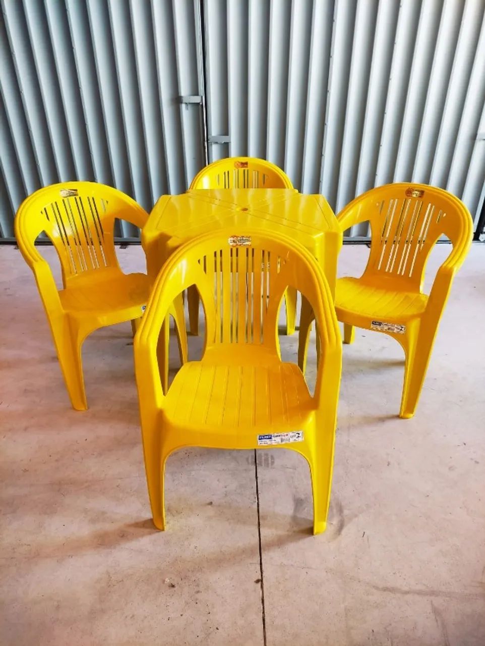Jogo de Poltronas de Plástico - 1 Mesa + 4 Poltronas - Foto 3