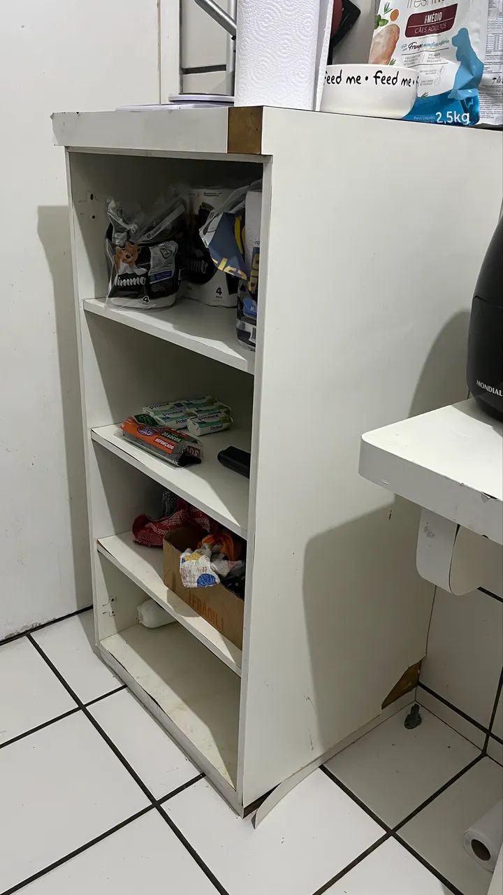 móvel com prateleiras 