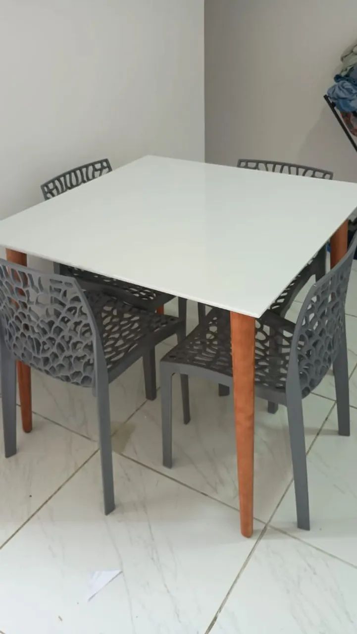 Mesa com 4 cadeiras coral 