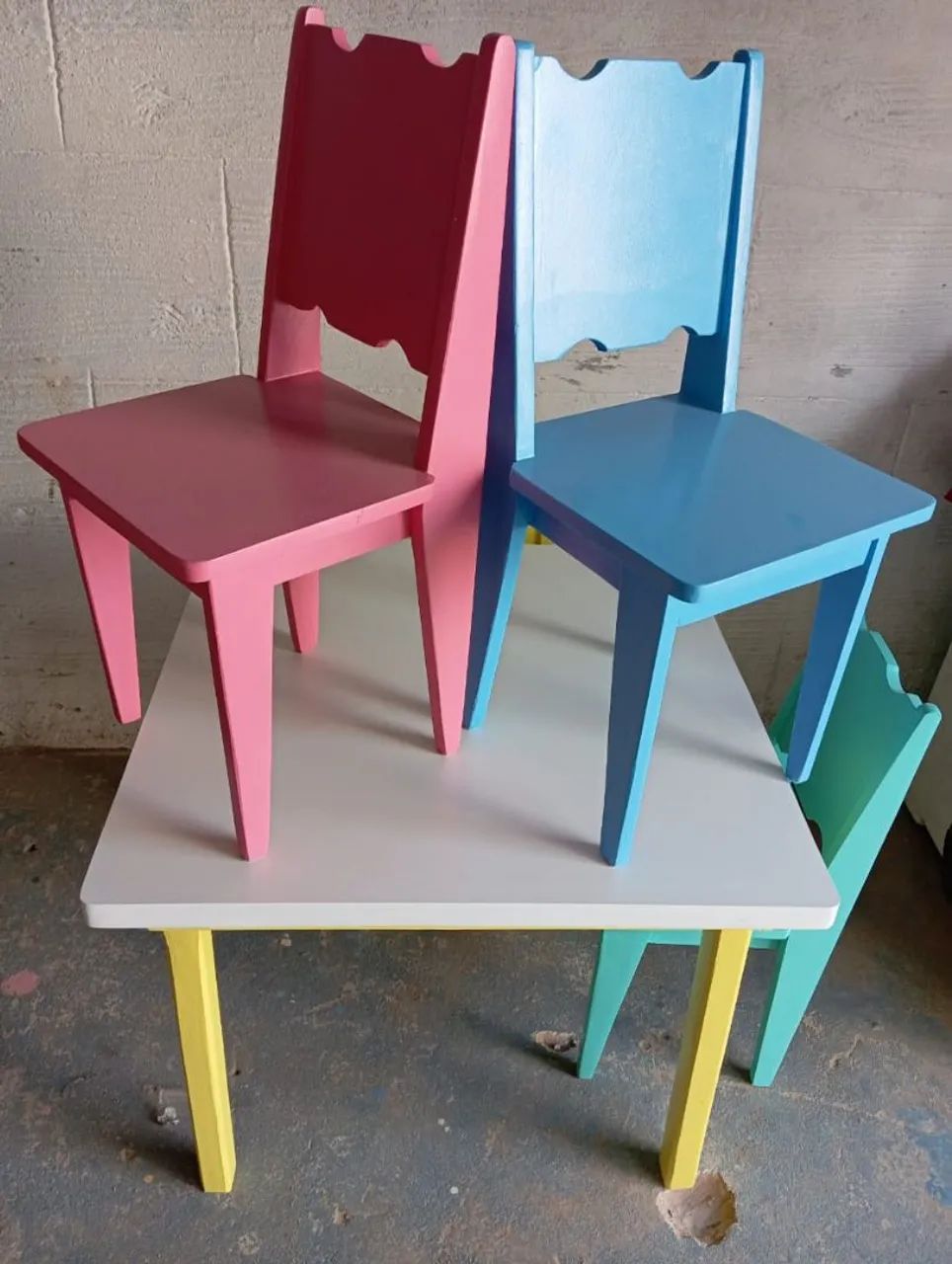 Mesa infantil com 4 cadeiras 