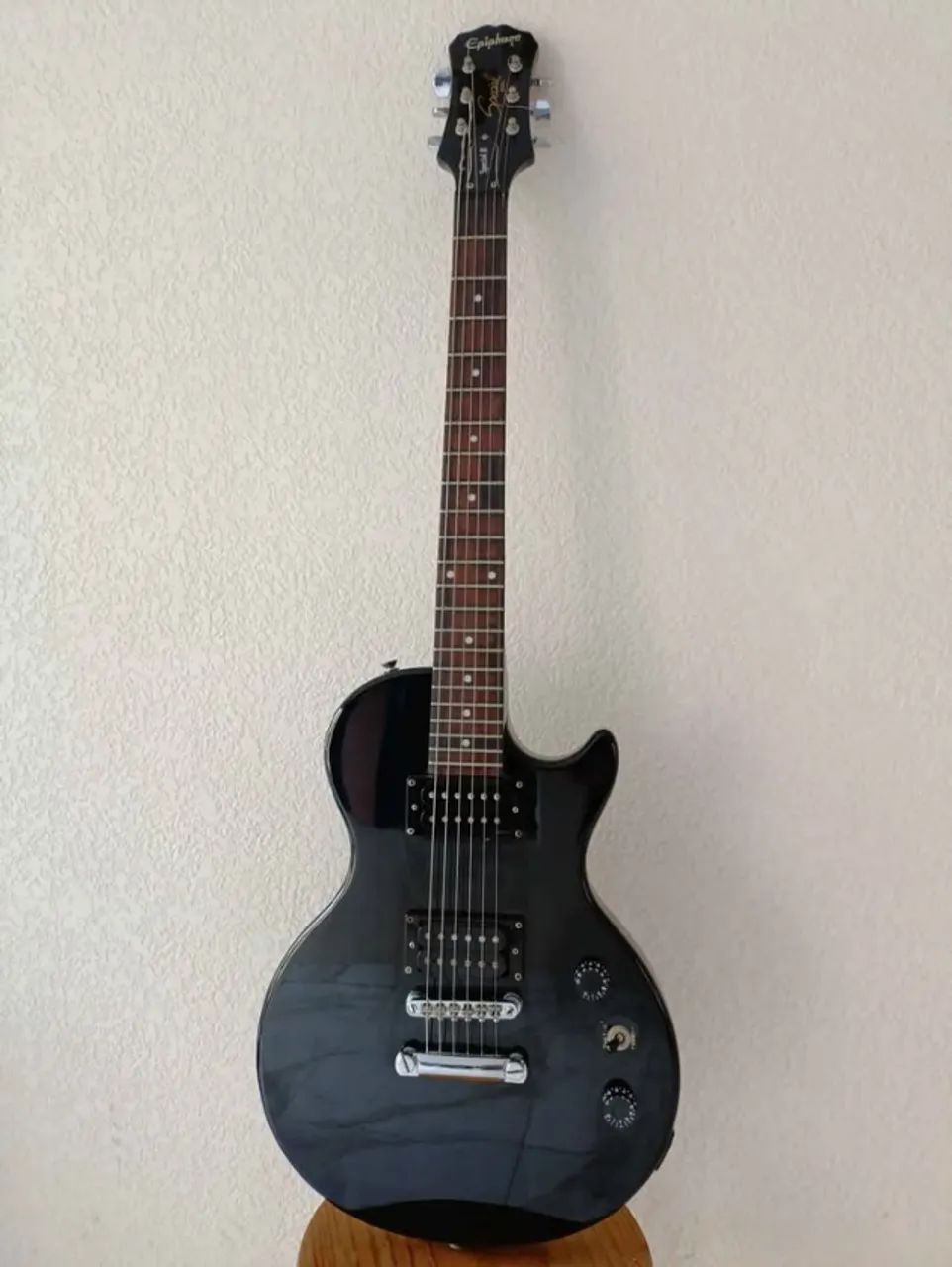 Guitarra Epiphone, cabo e case para transporte