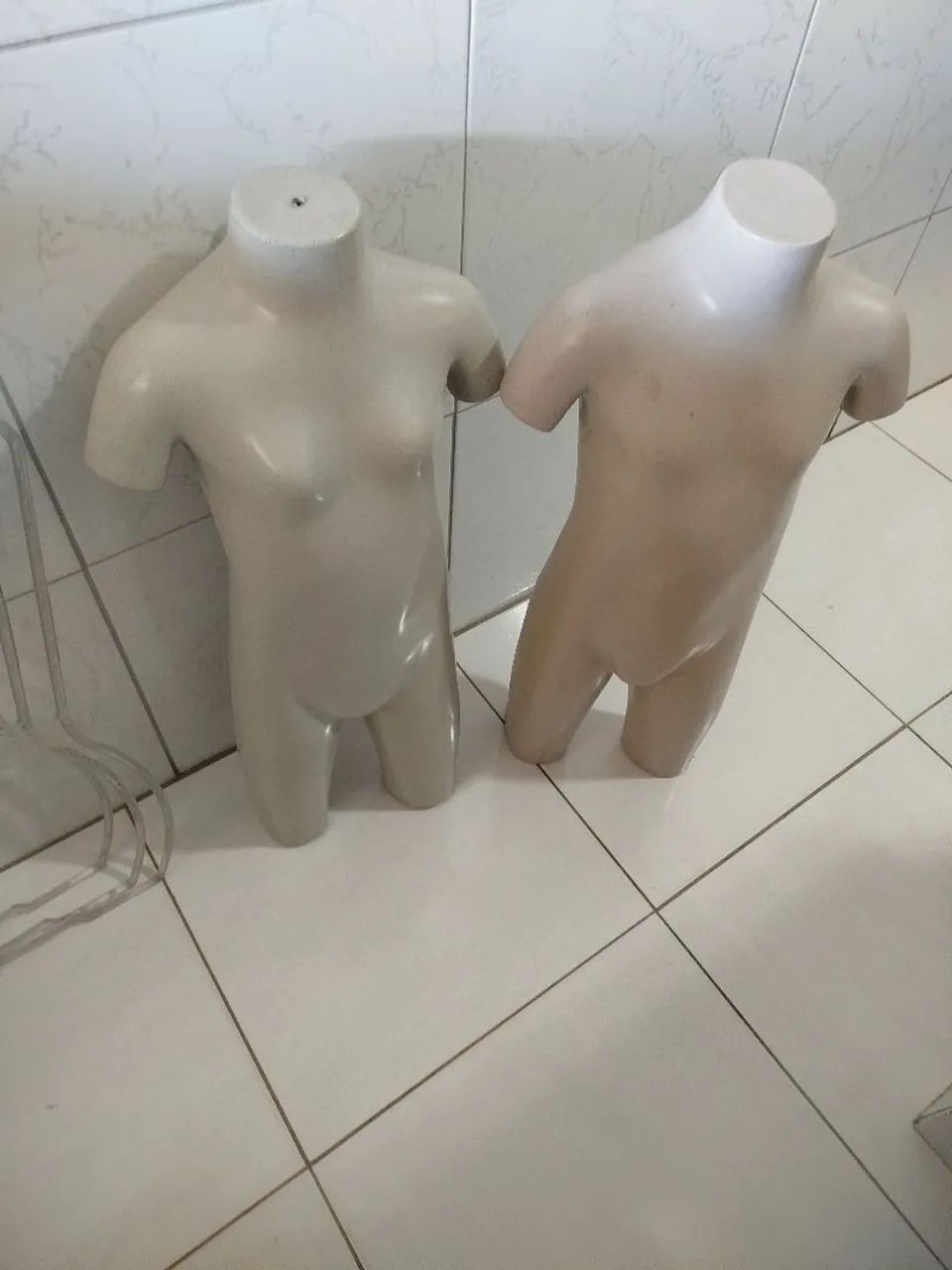 Manequim infantil masculino e feminino e 3 cabides para roupas 