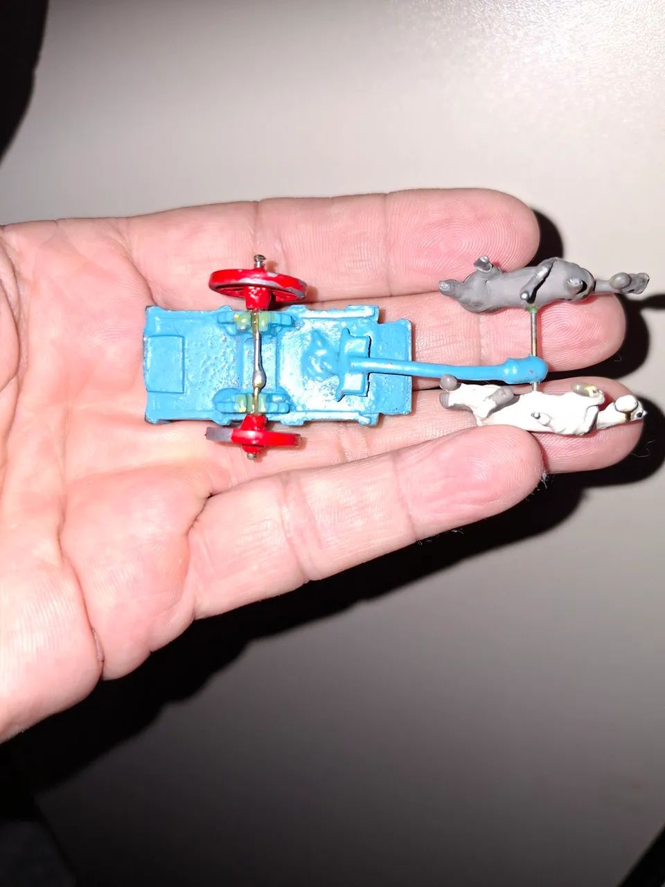 Brinquedo antigo mini carroça de chumbo - Foto 4