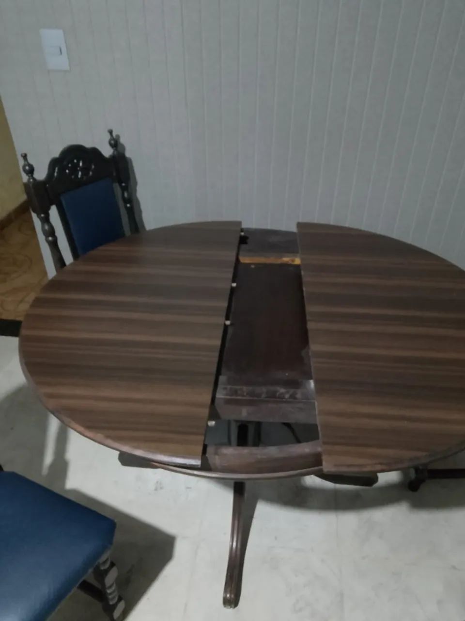 Mesa de jantar redonda em madeira + 4 cadeiras