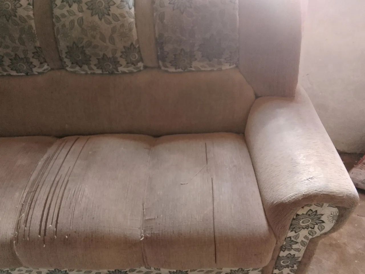 Vendo sof á ótimo estado só precisa lavar por que está guardado  - Foto 4