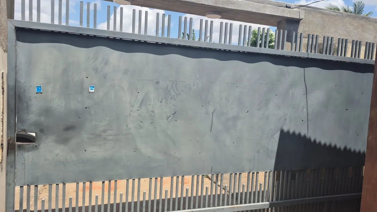 Portão de ferro galvanizado e chapa de zinco