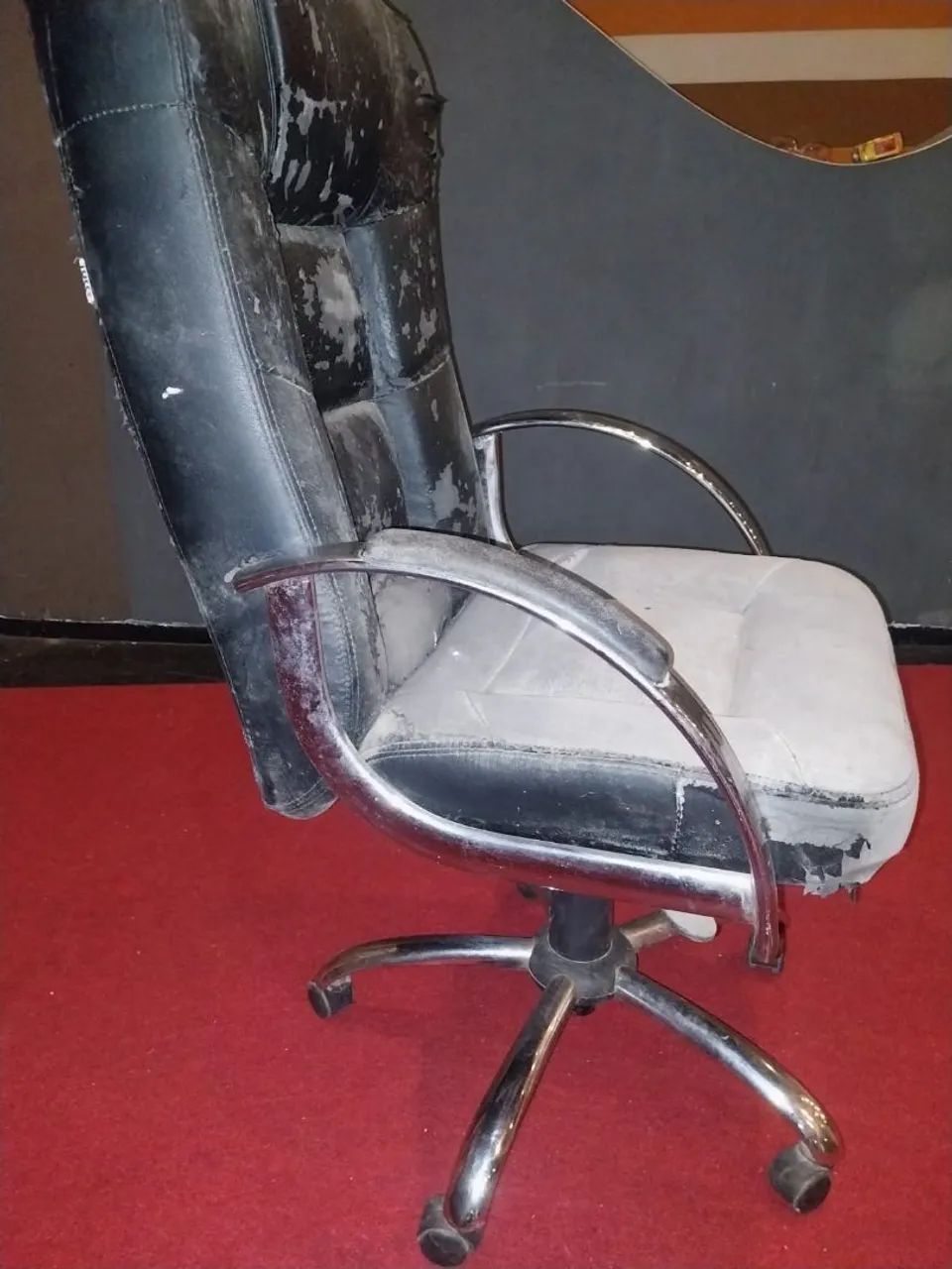Cadeira Diretor giratória com avaria - Foto 2