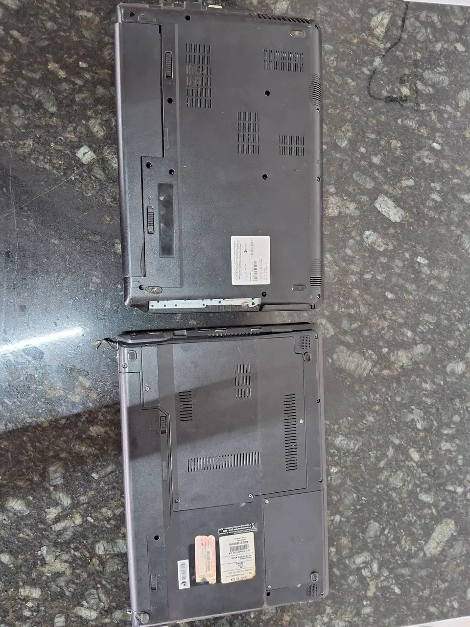 Vendo 1 notebook com defeito 1 base de notebook pra aproveitamentos de peças R$249 - Foto 3