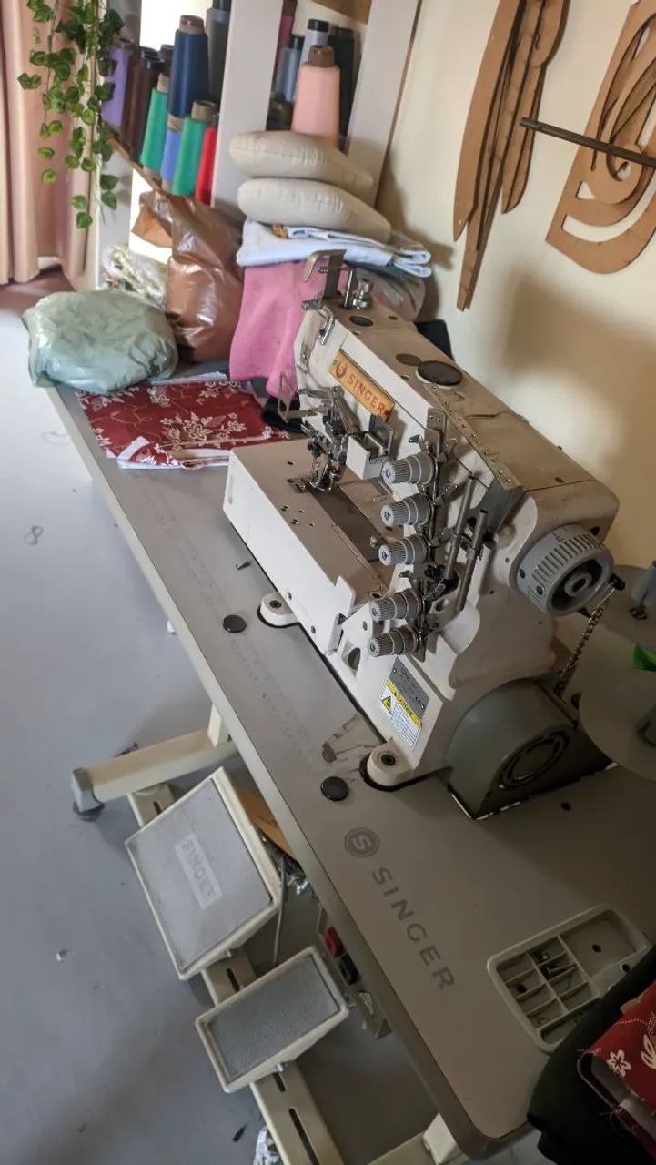 VENDO Galoneira Singer Semi Nova - Foto 2