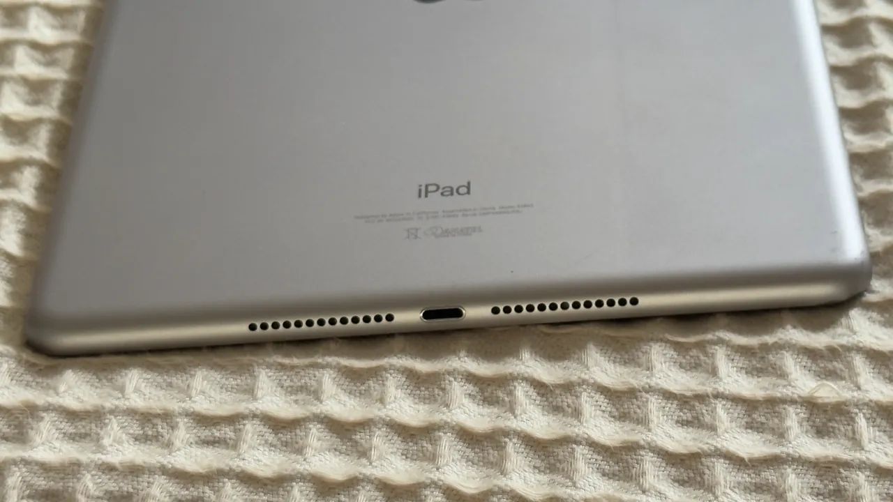 iPad Apple 6ª Geração 32GB Wi-Fi - Prata - Modelo A1893 - Foto 2