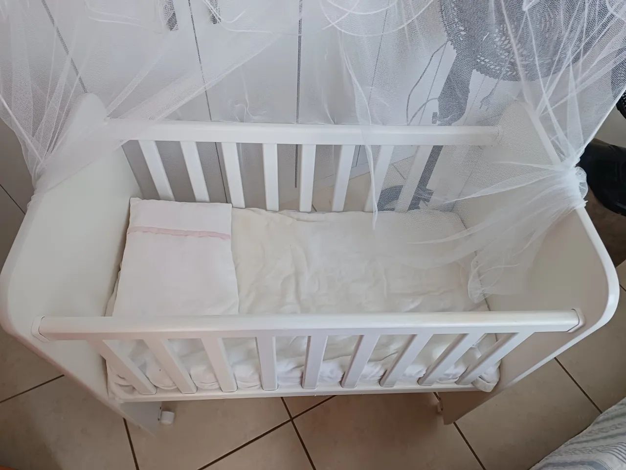 Mini berço branco com colchão  - Foto 3