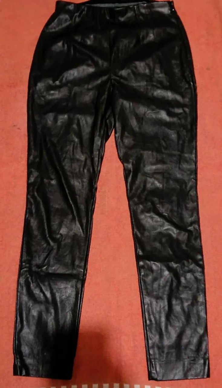 Calça corino preta feminina
