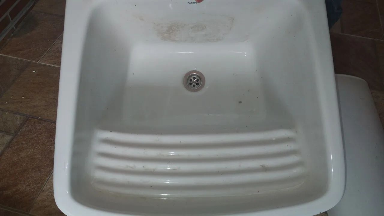 Tanque de louça com coluna 