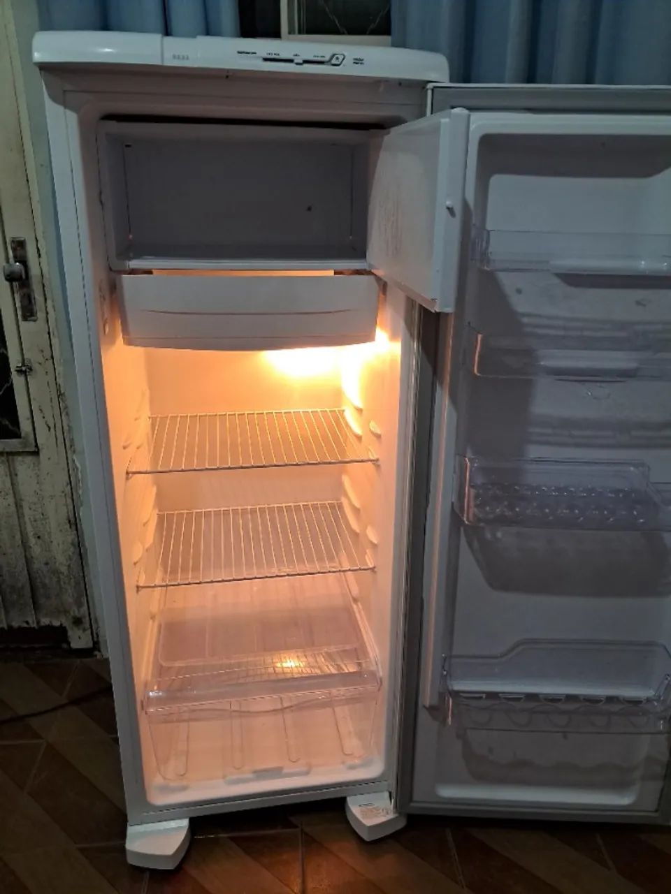 Geladeira electrolux 240 litros - Foto 3