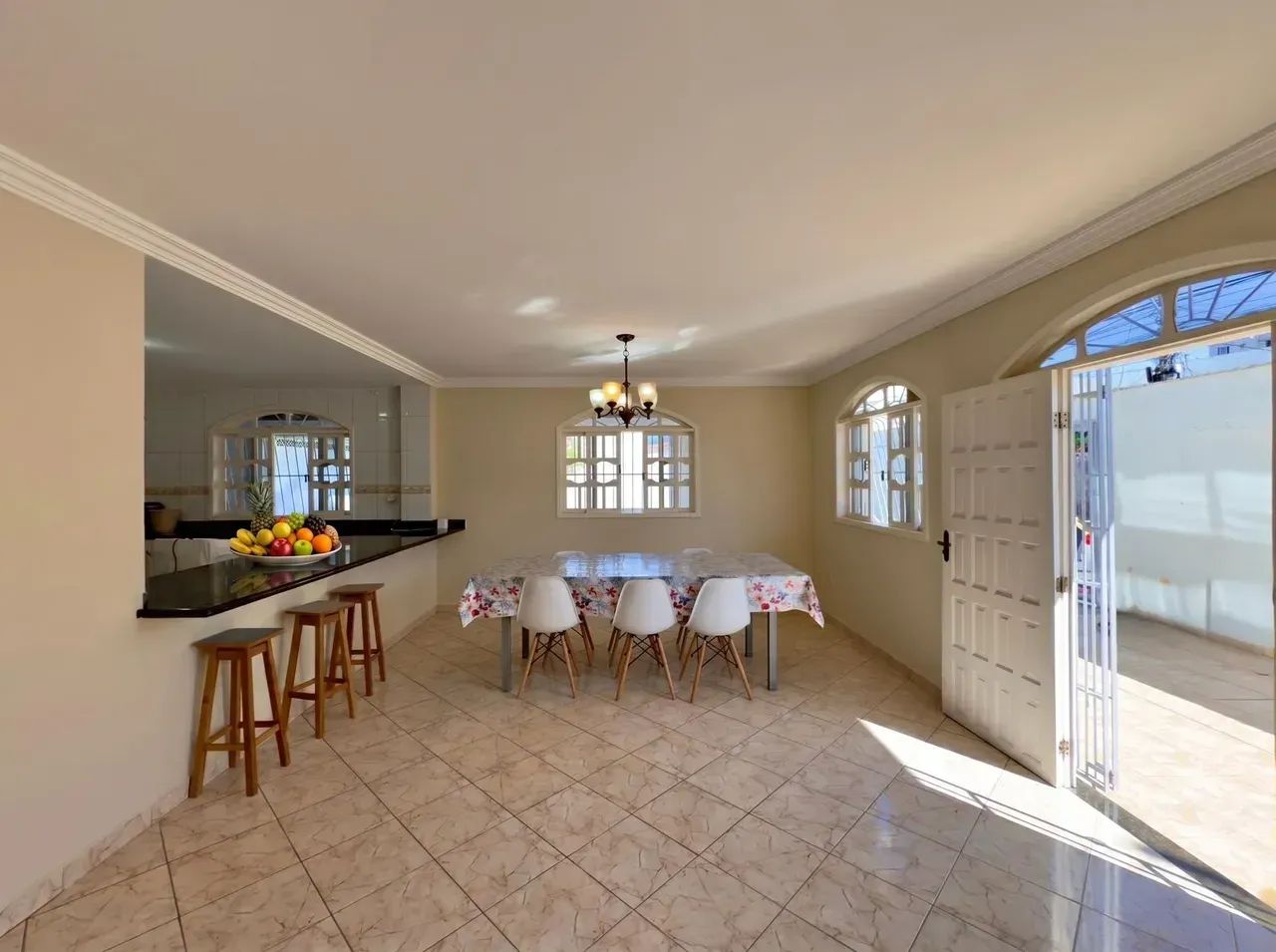 Ampla e Confortável! Casa com 235 m² e 4 Quartos com Suíte no Kubitschek, Guarapari - Foto 4