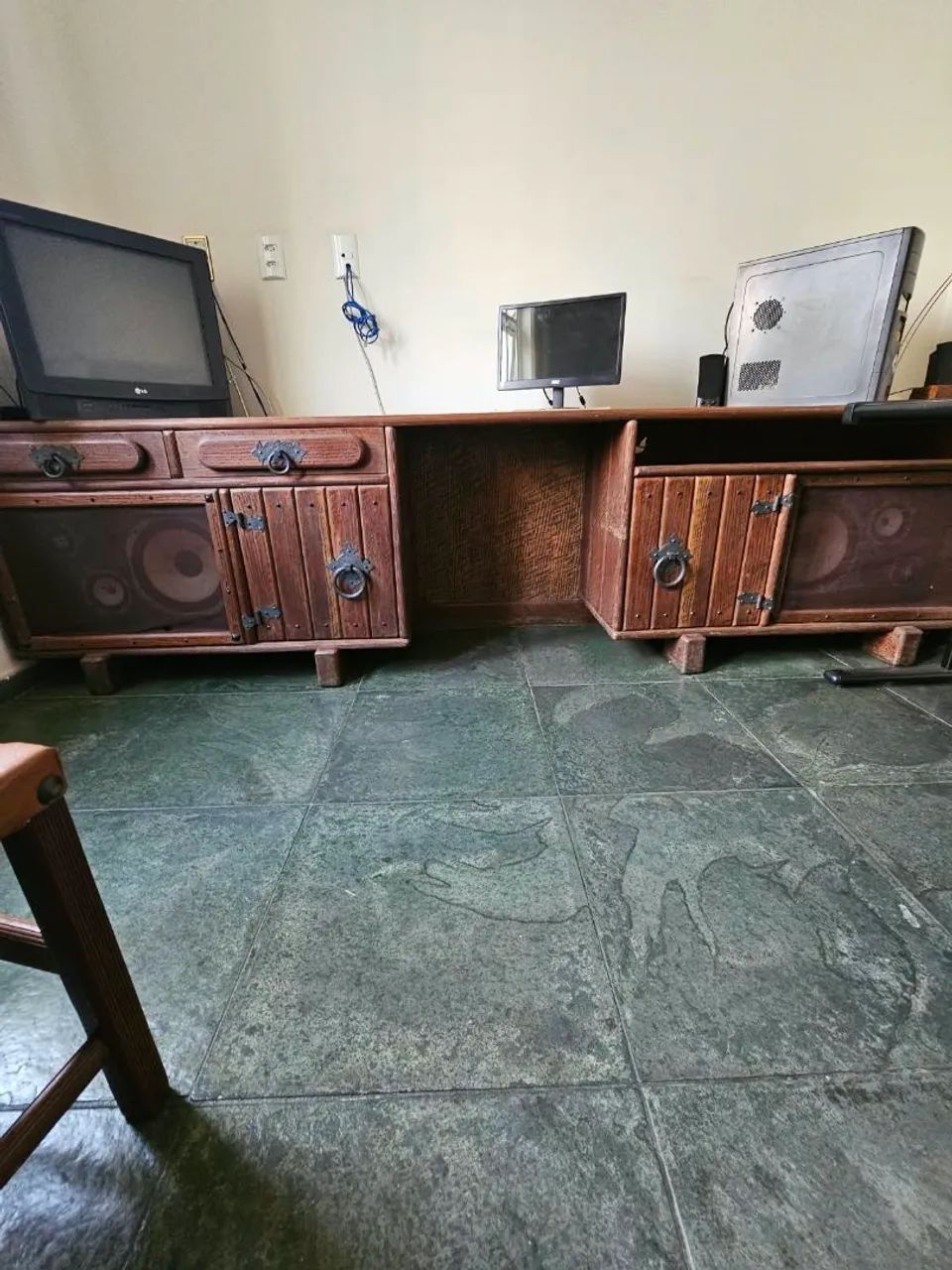 Estante com 2 portas e 2 gavetas_ Madeira Maciça