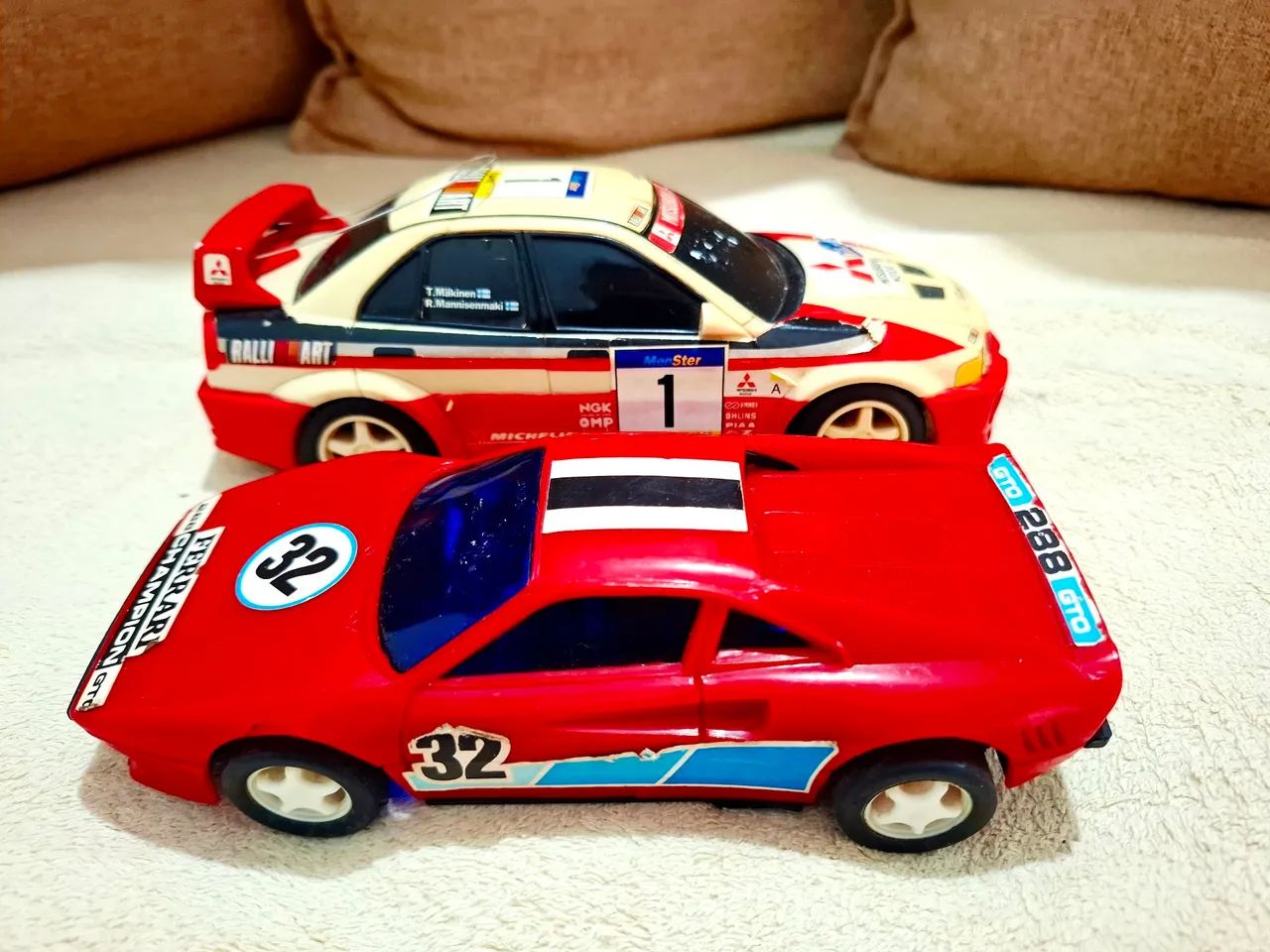 Miniatura Mitsubishi e Ferrari de plástico! - Foto 3